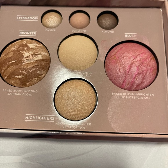 Laura Geller complete travel box of her famous baked makeup. - Picture 2 of 3